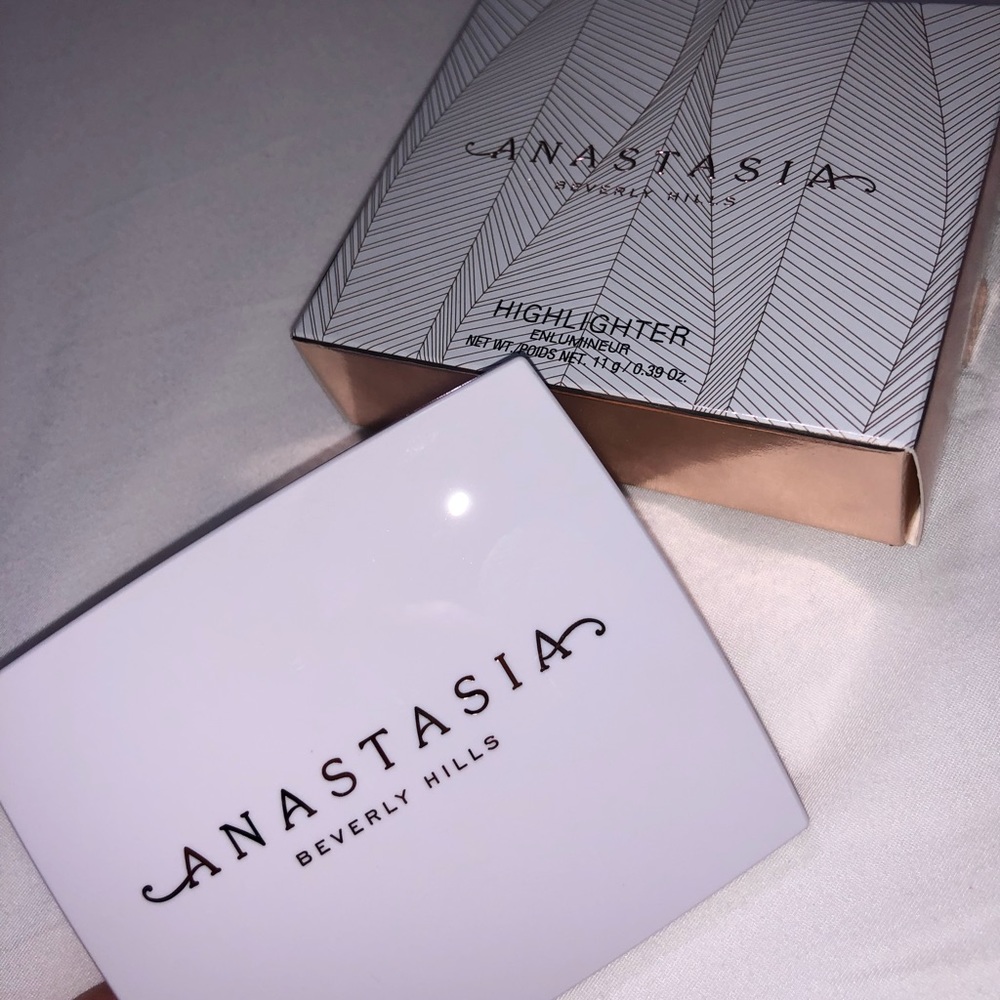 Anastasia Beverly Hills Iced Out Highlighter - Picture 6 of 12
